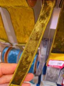 FITA ARAMADA VELUDO VERDE OLIVA DUPLA FACE DOURADO 2,5CM X 9,14M - PRÉ VENDA 2026