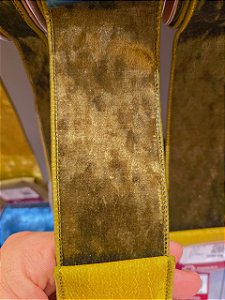FITA ARAMADA VELUDO VERDE OLIVA DUPLA FACE DOURADO 6,3CM X 9,14M - PRÉ VENDA 2026