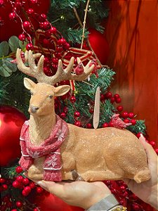 RENA DEITADA COM CACHECOL EM RESINA 23CM - PRÉ VENDA 2026