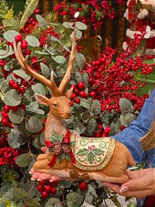 RENA DEITADA DECORADA AZEVINHO VERDE E BRANCA EM RESINA 27CM - PRÉ VENDA 2026