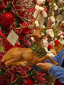 RENA DEITADA MARROM COM COLAR DE PINHA EM RESINA 34CM - PRÉ VENDA 2026