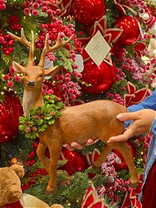 RENA EM PÉ MARROM COM COLAR DE PINHA EM RESINA 46CM - PRÉ VENDA 2026