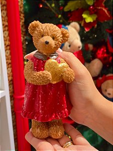 URSO MENINA VERMELHA 16CM - PRÉ VENDA 2026