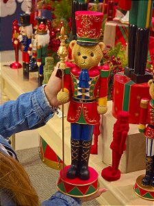 URSO SOLDADO DE CHUMBO COM CETRO 46CM - PRÉ VENDA 2026