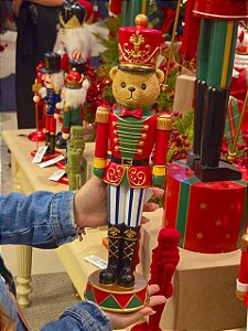 URSO SOLDADO DE CHUMBO COM GRAVATA 46CM - PRÉ VENDA 2026