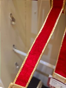 FITA ARAMADA VELUDO VERMELHA DUPLA FACE DOURADO 2,5CM X 9,14M - PRÉ VENDA 2026