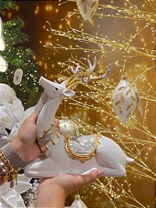 RENA DEITADA DECORADA BRANCA E DOURADA EM RESINA 24CM - PRÉ VENDA 2026