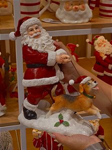 PAPAI NOEL PASSEANDO COM CACHORRO EM RESINA 28CM - PRÉ VENDA 2026