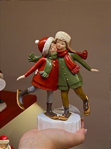 CRIANÇAS COM ESQUI EM RESINA 18CM - PRÉ VENDA 2026