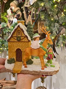 CASA COM RENA E CRIANÇAS EM RESINA 21CM - PRÉ VENDA 2026