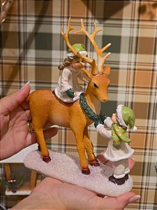 CRIANÇAS BRINCANDO COM A RENA EM RESINA 20CM - PRÉ VENDA 2026