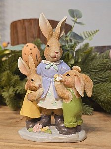 FAMÍLIA DE COELHO SE ABRAÇANDO 19,5CM