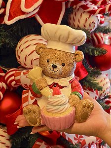 URSO COZINHEIRO COM CUPCAKE 16CM - PRÉ VENDA 2026