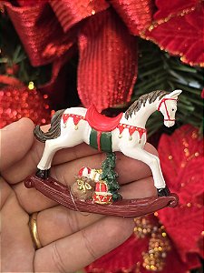 MINI CAVALO DE BALANÇO EM RESINA 6,5CM - PRÉ VENDA 2026