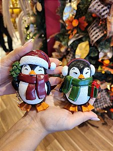 CASAL DE PINGUINS COM CACHECOL EM RESINA 10,5CM - PRÉ VENDA 2026