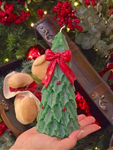 VELA PINHEIRO VERDE COM LAÇO VERMELHO 19,5CM - PRÉ VENDA 2026