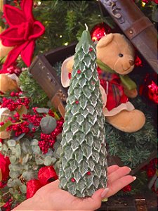 VELA PINHEIRO VERDE COM BERRYVERMELHO 26CM - PRÉ VENDA 2026