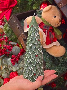 VELA PINHEIRO VERDE COM BERRYVERMELHO 21,5CM - PRÉ VENDA 2026