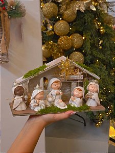 PRESÉPIO EM RESINA INFANTIL ESTÁBULO COM LED - PRÉ VENDA 2026