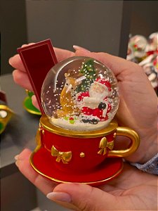 GLOBO DE NEVE NA XÍCARA VERMELHA COM PAPAI NOEL 9,5CM - PRÉ VENDA 2026