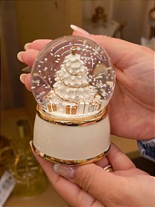 GLOBO DE NEVE COM ÁRVORE BRANCA E DOURADA 8,5CM - PRÉ VENDA 2026