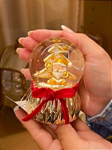 GLOBO DE NEVE DOURADO COM LAÇO PAPAI NOEL 9,5CM - PRÉ VENDA 2026