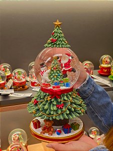 GLOBO DE NEVE COM ÁRVORE 29,5CM - PRÉ VENDA 2026