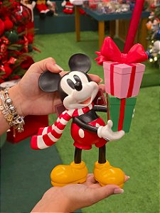 MICKEY MOUSE COM CACHECOL E PRESENTES 25CM - PRÉ VENDA 2026