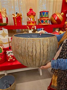 BASE PARA ÁRVORE DE NATAL EM METAL TEXTURIZADO DOURADO 44,5CM - PRÉ VENDA 2026