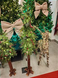 ÁRVORE REALISTA COM BERRYS E TRONCO EM MADEIRA COM LED 1,50CM - PRÉ VENDA 2026