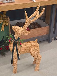 RENA EM PÉ TRANÇADA DE PALHA NATURAL COM GUIRLANDA DE BERRY 82CM - PRÉ VENDA 2026