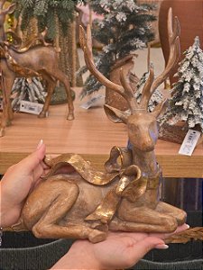 RENA DEITADA EM RESINA MARROM 27CM - PRÉ VENDA 2026