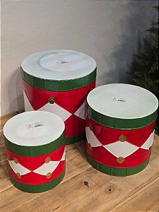 TRIO DE TAMBOR EM METAL DECORADO VERMELHO, BRANCO E VERDE