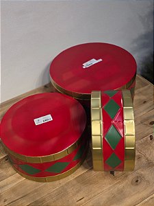 TRIO DE TAMBOR EM METAL DECORADO VERMELHO, VERDE E DOURADO