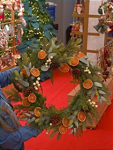 GUIRLANDA NATURAL VERDE COM LARANJA E FOLHAS 58CM - PRÉ VENDA 2026