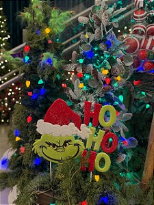 PLACA EM METAL HOHOHO GRINCH 69CM USO EXTERNO - PRÉ VENDA 2026