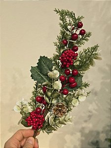 GALHO DECORATIVO BERRY FOLHAGENS COM PINHA 68CM