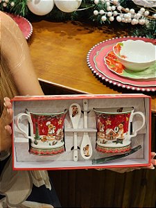 DUPLA DE CANECAS DECORADA GINGERBREAD COM COLHERES 280ML COM CAIXA DE PRESENTE - PRÉ VENDA 2026