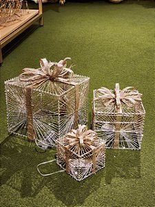 TRIO DE CAIXAS DE PRESENTE ARAMADA DOURADA COM LEDS WARM - PRÉ VENDA 2026