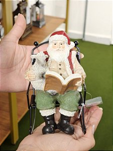 PAPAI NOEL FAZENDEIRO NA CADEIRA DE BALANÇO COM LIVRO 15CM - PRÉ VENDA 2026