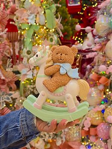 URSO NO CAVALINHO EM RESINA CANDY 17CM - PRÉ VENDA 2026