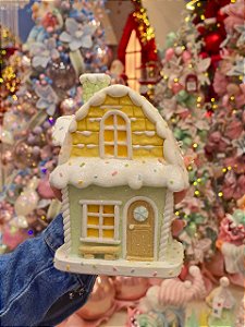 CASA GINGERBREAD EM RESINA CANDY 18CM - PRÉ VENDA 2026