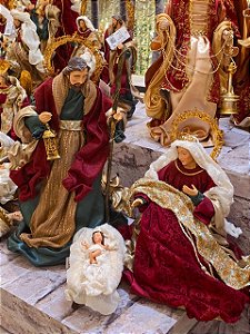 SAGRADA FAMÍLIA LUXO LINHA SACRA VERMELHO E VERDE 36,25CM - PRÉ VENDA 2026