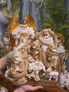 SAGRADA FAMÍLIA COM ANJO LUXO LINHA SACRA NUDE 26CM - PRÉ VENDA 2026