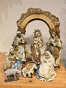 PRESÉPIO DE LUXO COM PORTAL LUXO LINHA SACRA AZUL 30CM COM 6 PEÇAS