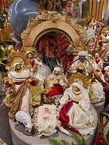 PRESÉPIO DE LUXO COM PORTAL LUXO LINHA SACRA VINHO 30CM COM 6 PEÇAS - PRÉ VENDA 2026