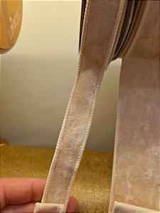 FITA ARAMADA VELUDO OFF WHITE 2,5CM - PRÉ VENDA 2026