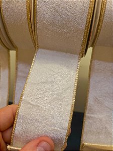 FITA ARAMADA VELUDO BRANCO COM COSTURA DOURADA 6,3CM - PRÉ VENDA 2026