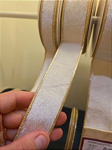 FITA ARAMADA VELUDO BRANCO COM COSTURA DOURADA 3,8CM - PRÉ VENDA 2026