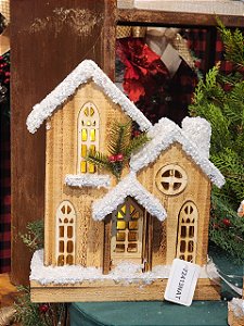 CASA DE MADEIRA COM LED NATURAL COM USB 33CM - PRÉ VENDA 2026